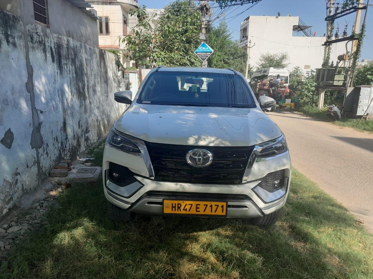 White Toyota Fortuner, front view