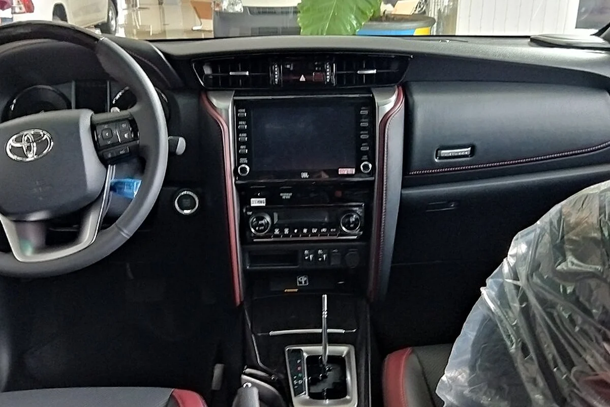 Elevated Middle-Row Executive Seating & Legroom
